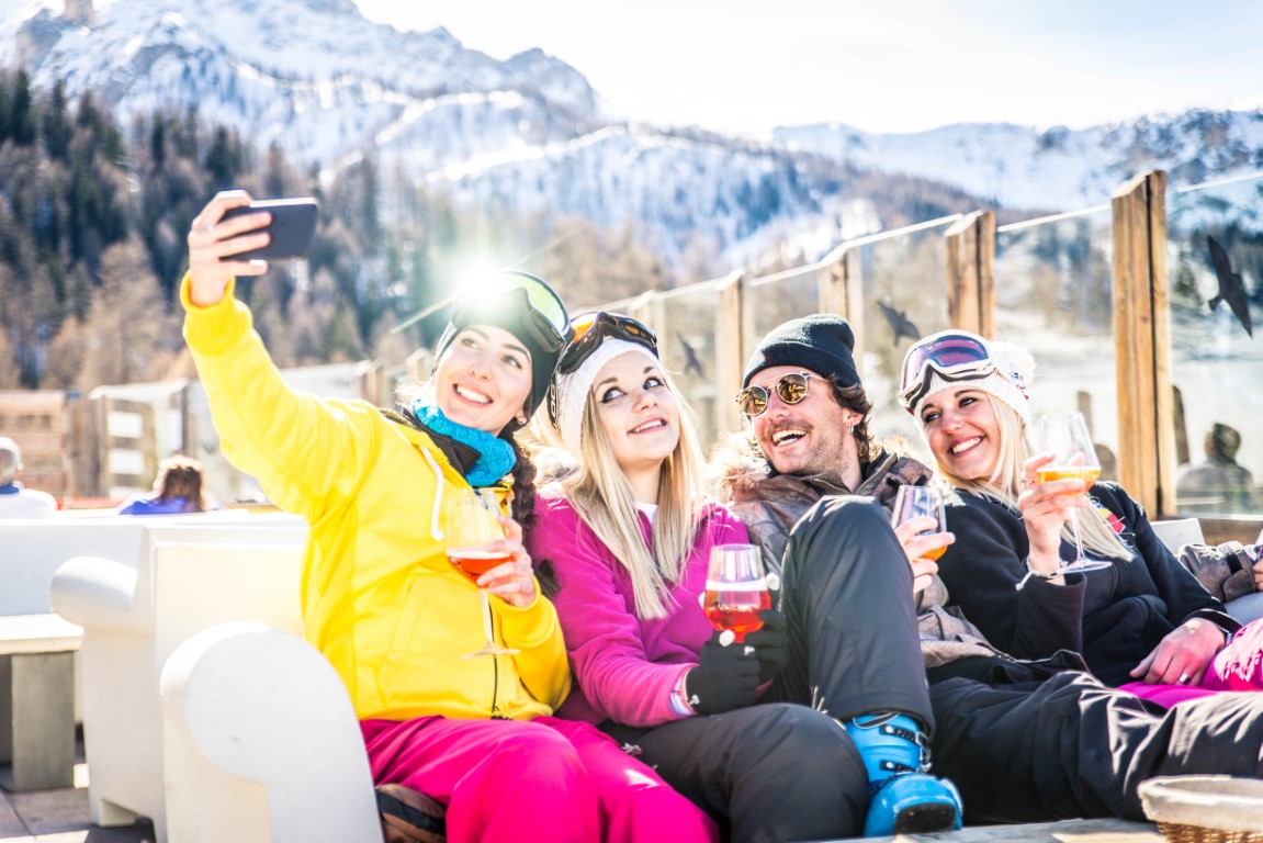 SAALBACH Apres Ski Leute Neutral shutterstock_787278439.jpg