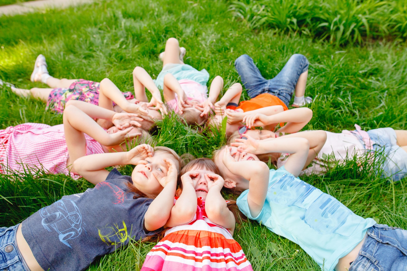 SAALBACH Kinder in der Wiese Neutral shutterstock_1414063805.jpg