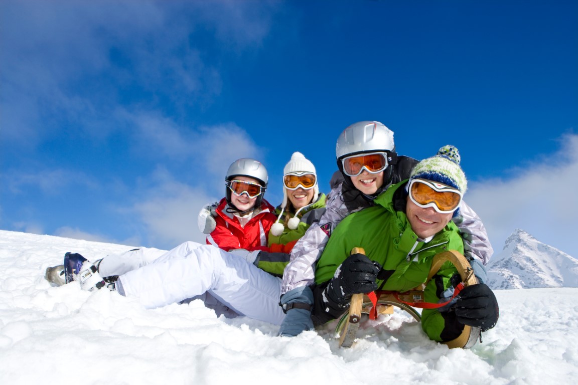 SAALBACH Rodeln Gruppe Neutral shutterstock_1846749193.jpg