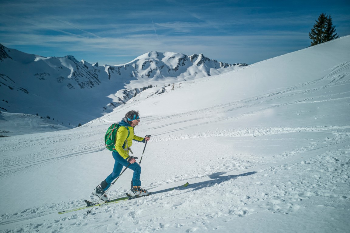 SAALBACH Tourenskigeher Neutral shutterstock_1655342524.jpg